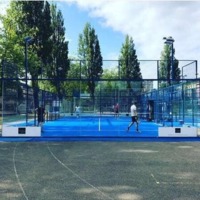 Padel spelen op het kunstgras