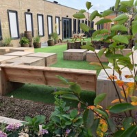 Kunstgras op dakterras van school, een natuurlijke lunchplek