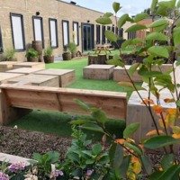 Kunstgras op dakterras van school, een natuurlijke lunchplek