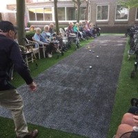 Jeu de boules op gekleurd kunstgras