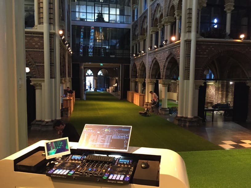 Kunstgras tijdens een evenement in een kerk