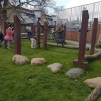 Speelplek met hybride gras en sterk natuurlijk gras