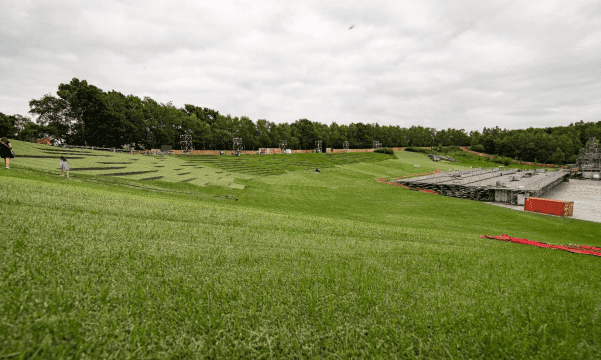 Hybride gras aangelegd op een helling
