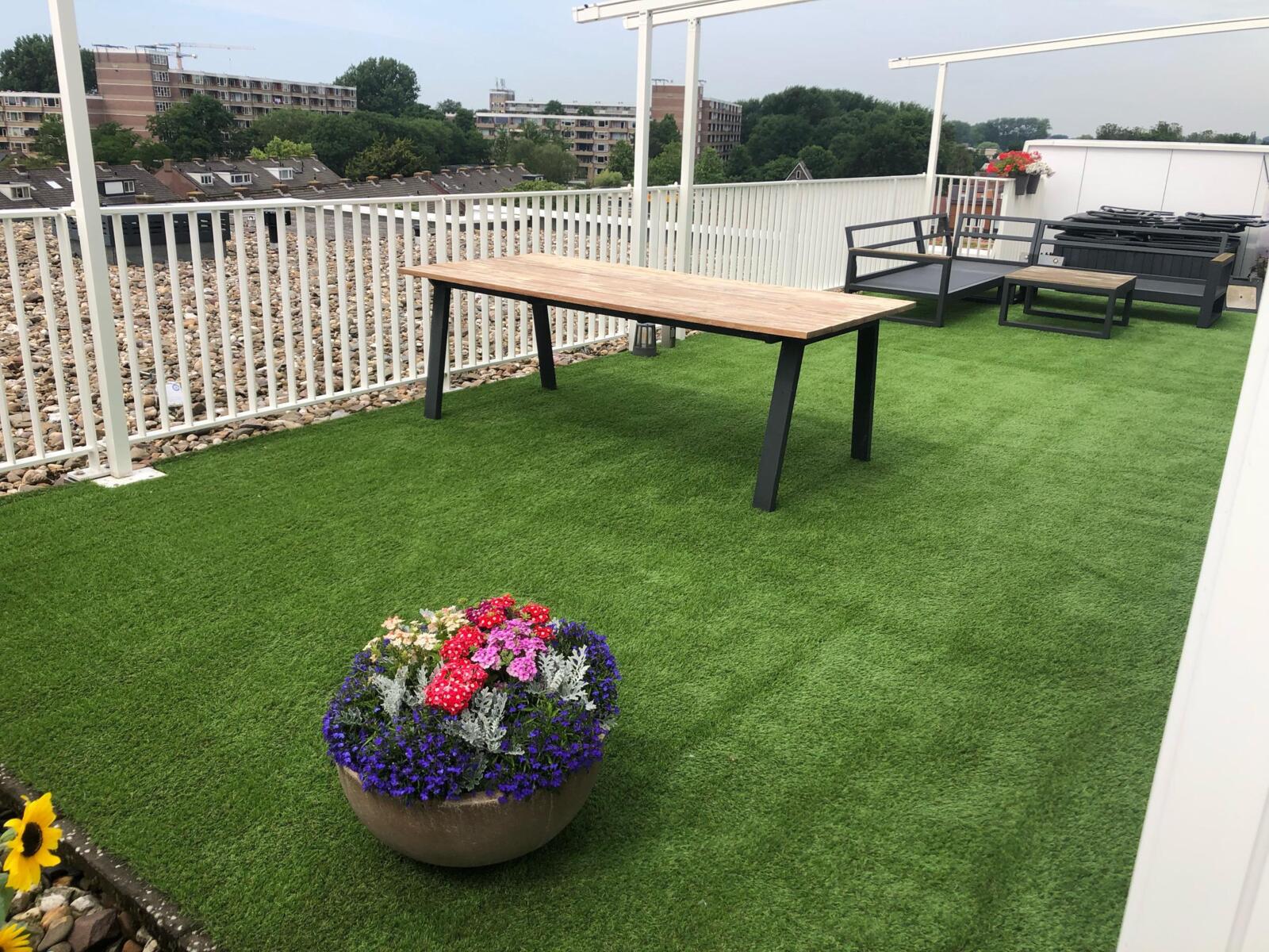 Kunstgras op een balkon
