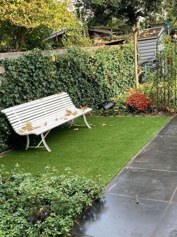 Kunstgras in kleine stadstuin
