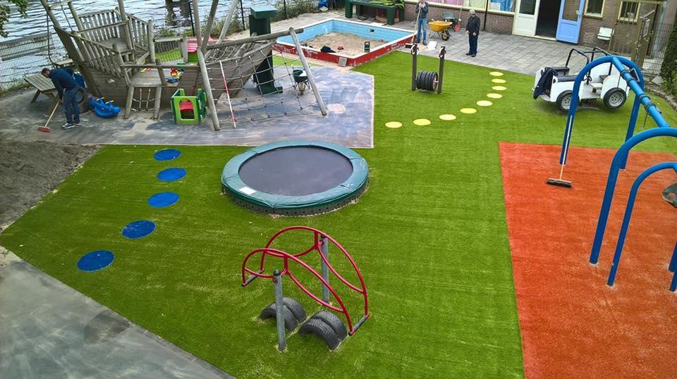Gekleurd kunstgras op het schoolplein