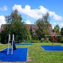 Kunstgras type Den Helder Blauw onder speeltoestellen