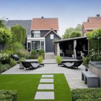 Moderne tuin met kunstgras