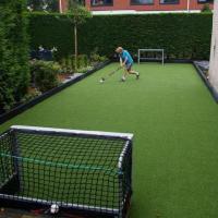 Kunstgras hockeyveld in de tuin