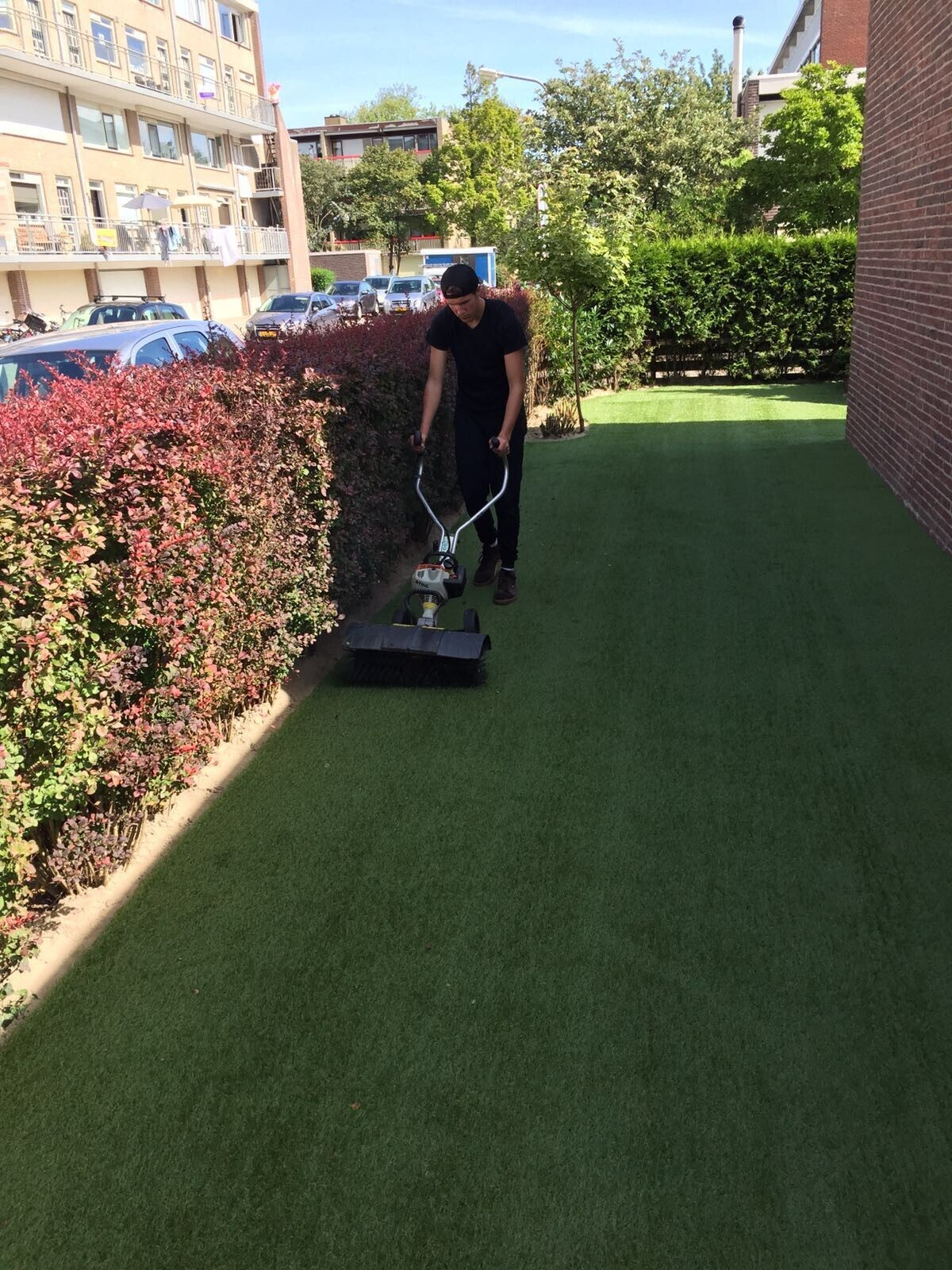 Kunstgras onderhoud met een veegmachine